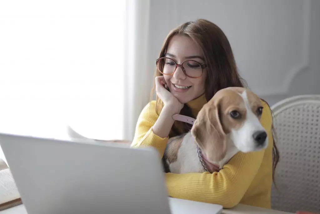 mulher com cão