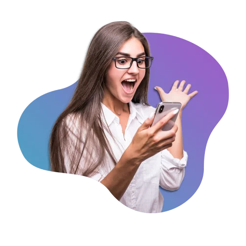 Mulher surpresa olhando para o celular com expressão de felicidade